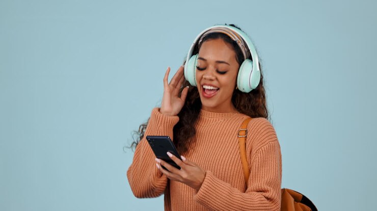 Studente, telefono e una donna che ascolta musica