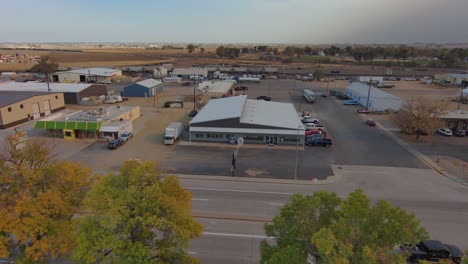 un pequeño parque industrial en una comunidad agrícola
