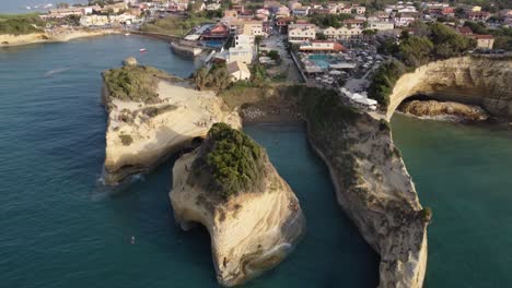 Vista-Aérea-Del-Canal-D&#39;amour-De-La-Isla-De-Corfú-En-La-Zona-De-Sidari,-Con-El-Famoso-Canal-D&#39;amour-En-Un-Hermoso-Día-Claro