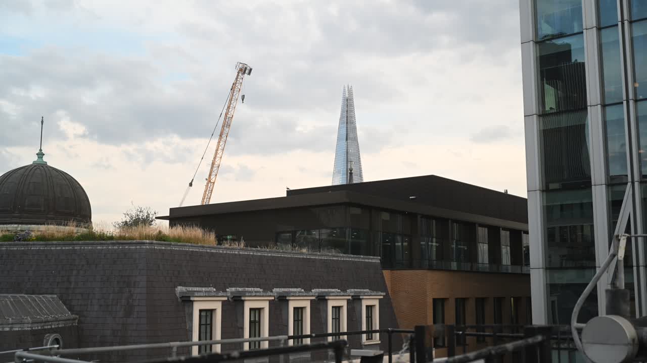 영국 런던 저녁에 샤드 상공을 비행하는 비행기