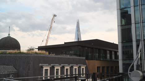 aviones volando sobre el fragmento en la noche, londres, reino unido