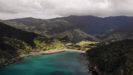 Bahía-Pedregosa-En-La-Península-De-Coromandel,-Hermoso-Paisaje-Costero,-Paisaje-De-Nueva-Zelanda