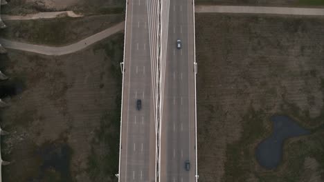 vista de pájaro de los autos que cruzan el puente margaret hunt hill en dallas