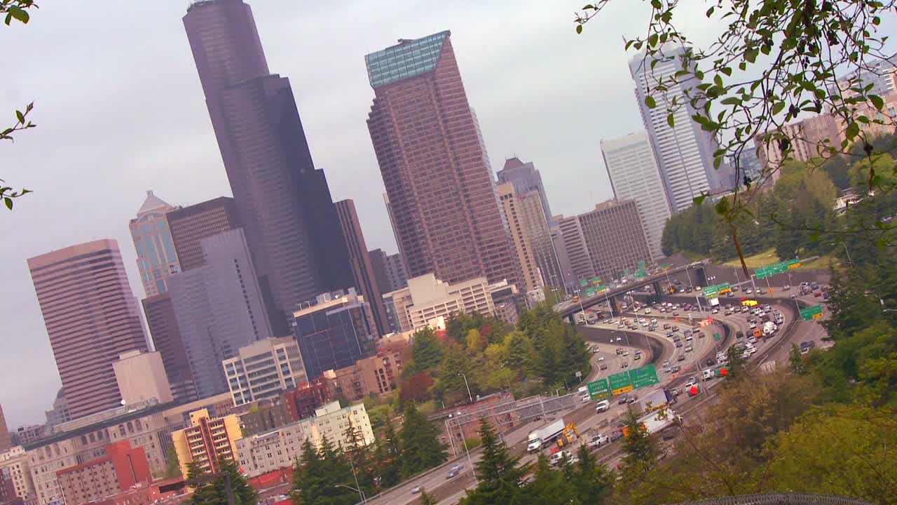 замедленная съемка движения транспорта на автостраде в сиэтле