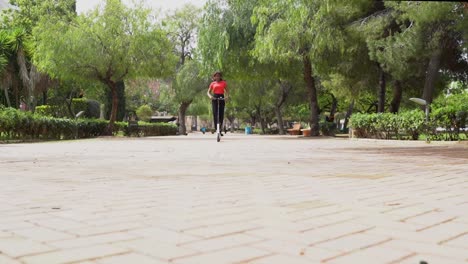 Mujer-Negra-Montando-Scooter-Eléctrico