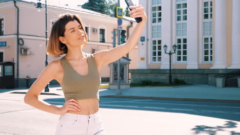 mujer tomando selfies en la calle de la ciudad