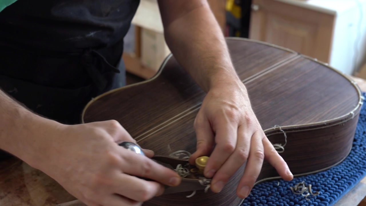 Liutaio spagnolo che lavora su una chitarra flamenca