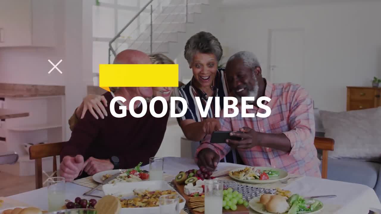 buenas vibraciones texto contra dos ancianos pareja diversa sonriendo mientras usan el teléfono inteligente juntos en casa