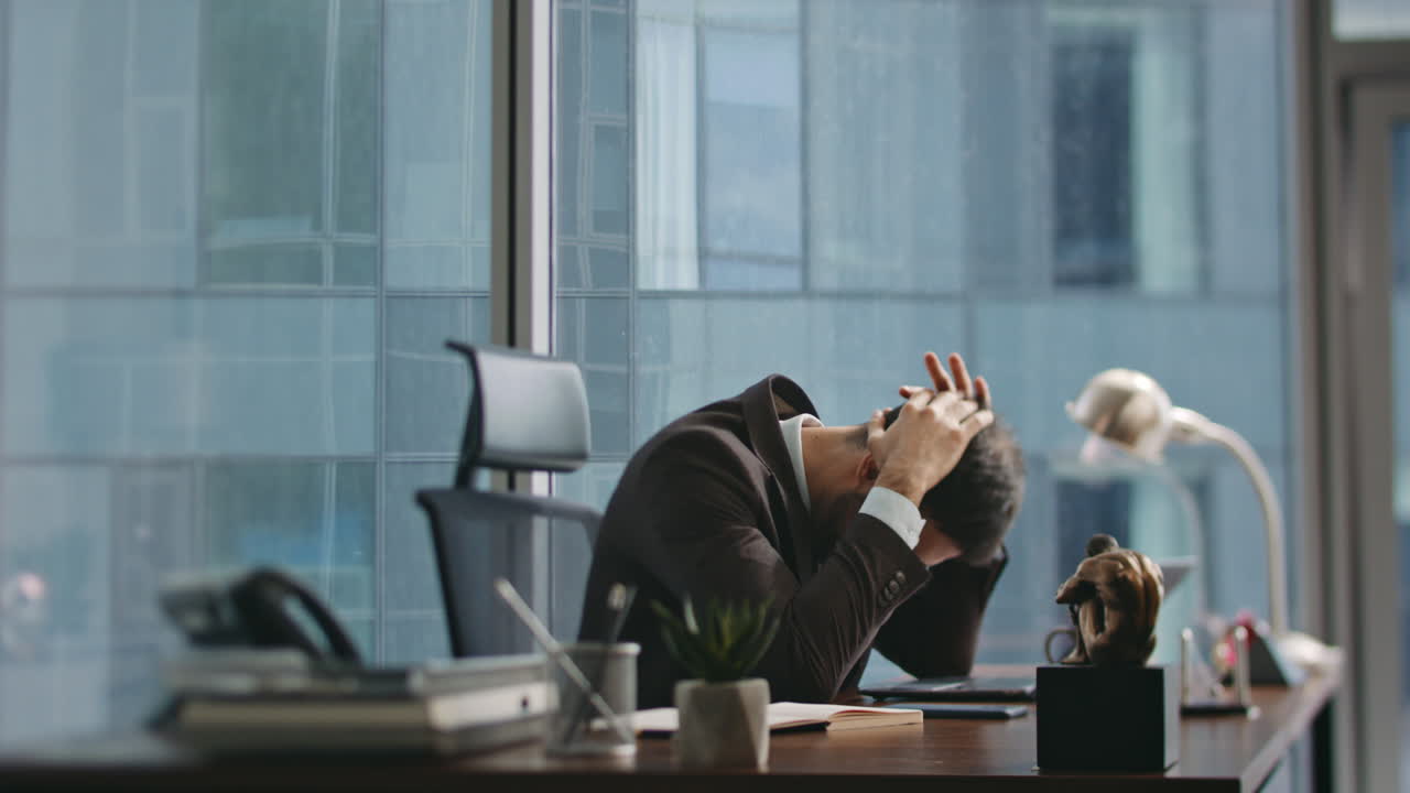 사업가, 사무실 책상에서 일하는 좌절 문제, 직원이 스트레스를 느다.