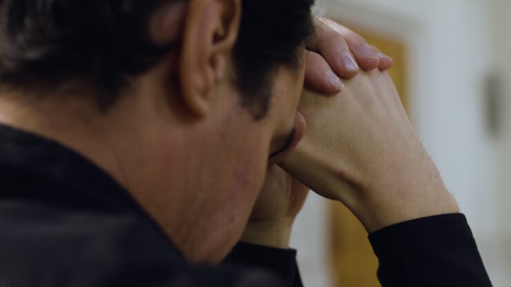 hombre en la iglesia