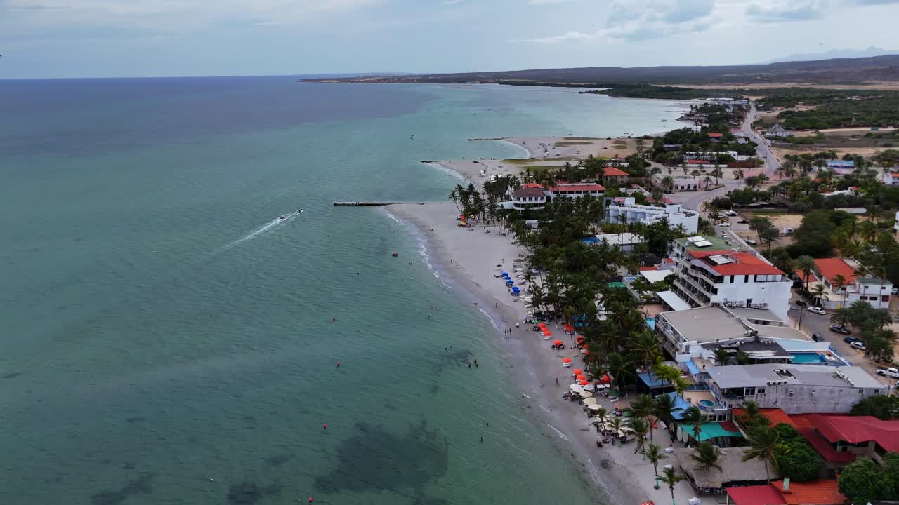 Vista aerea della spiaggia di El Yaque, degli hotel e della città sull'isola di Margarita.