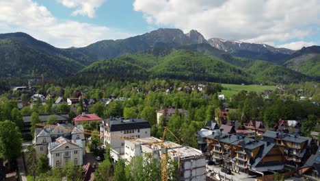 überführung-Einer-Baustelle-In-Der-Nähe-Von-Polnischen-Tatry-bergen,-Wäldern-Und-Dem-Legendären-Giewont-gipfel,-Zakopane,-Polen,-Ein-Ferienort-Mit-Traditioneller-Goral-architektur---4k-30fps-Reibungslose-Verfolgung-Vorwärts