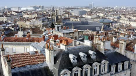 Iglesia-De-Notre-Dame-En-Burdeos-Francia-Junto-Con-La-Cúpula-Del-Centro-Comercial-Les-Grands-Hommes,-Toma-De-Revelación-De-Pedestal-Aéreo