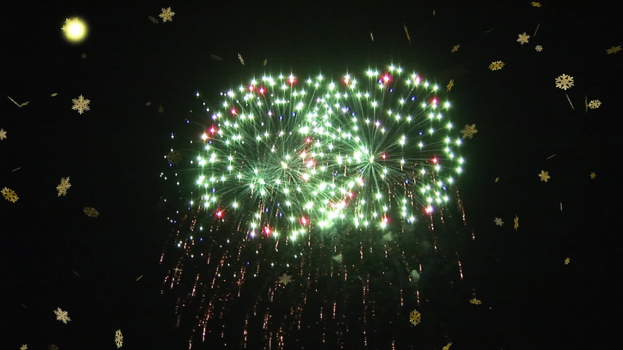 animación de copos de nieve de navidad de oro cayendo sobre fuegos artificiales de año nuevo en el cielo nocturno, con espacio de copia.