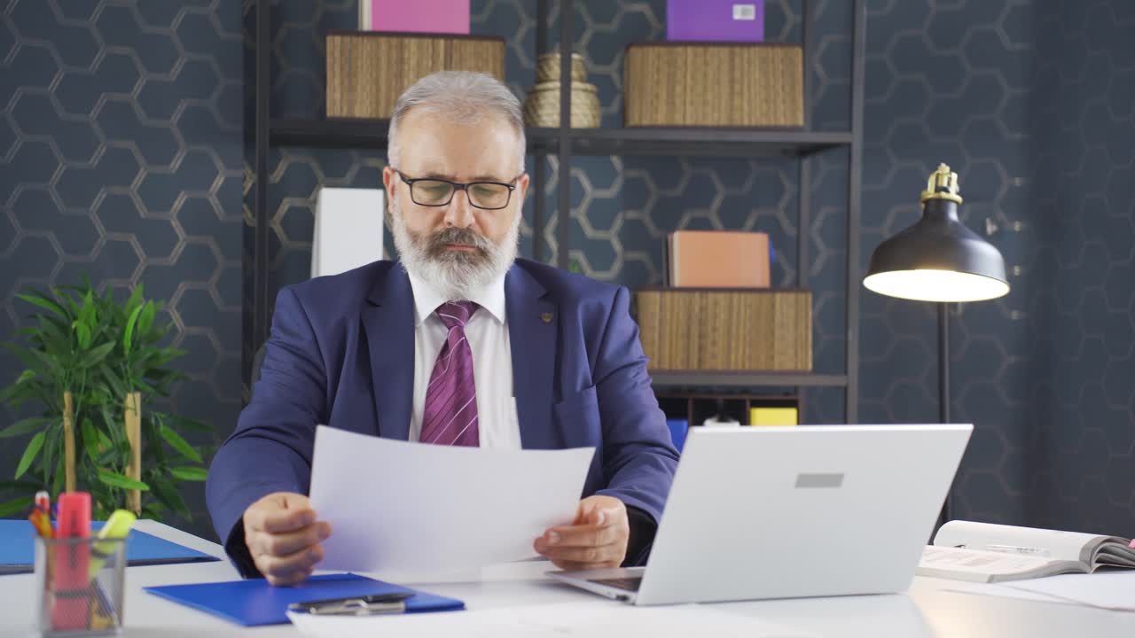 O empresário que encontra uma ideia fica feliz