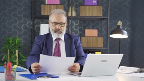 el hombre de negocios que encuentra una idea se vuelve feliz.