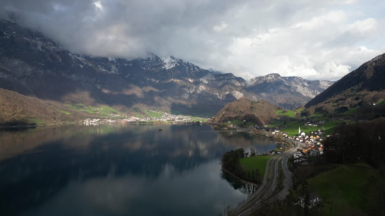 fotografía aérea del magnífico lago walensee unterterzen en suiza