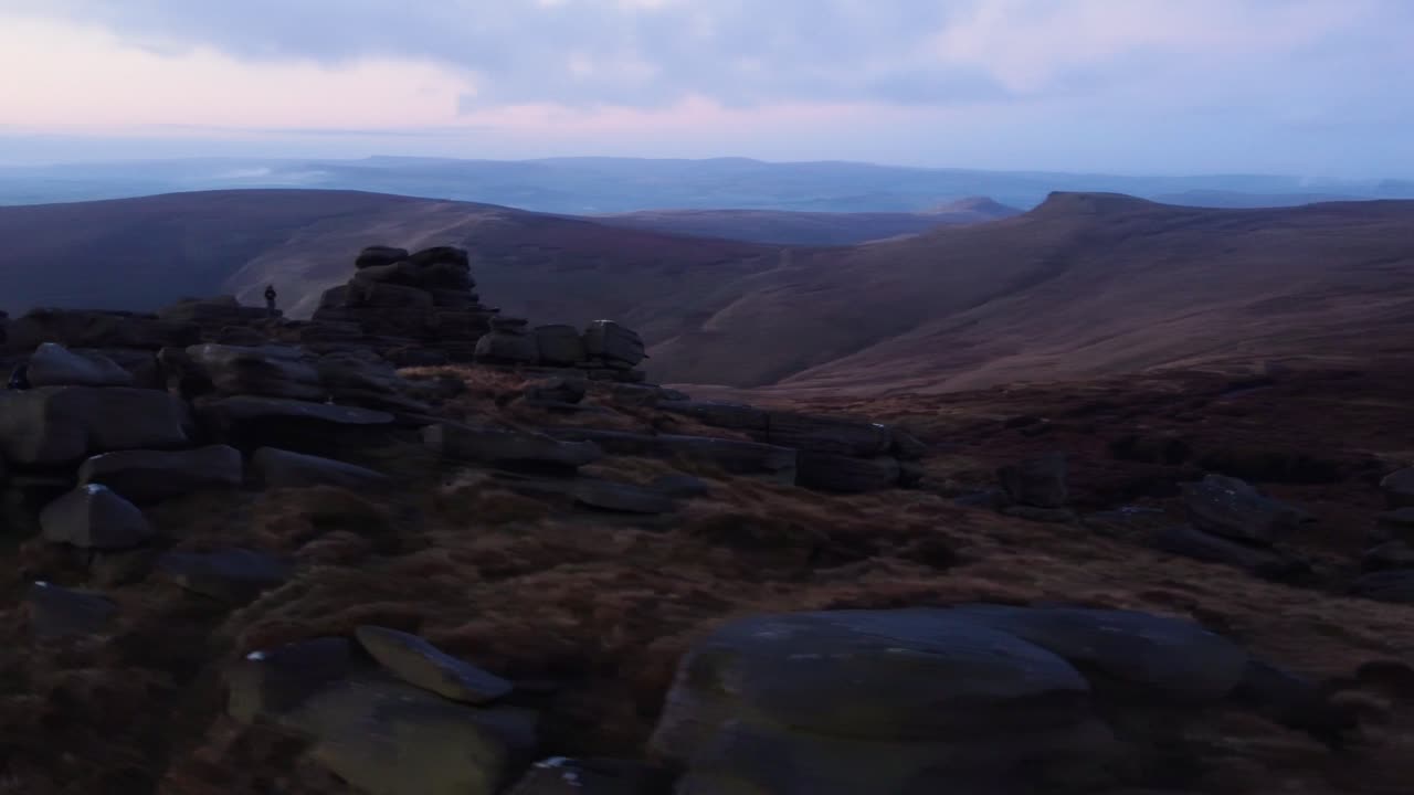 excursionistas instalándose en pico kinder scout inglaterra high point antena