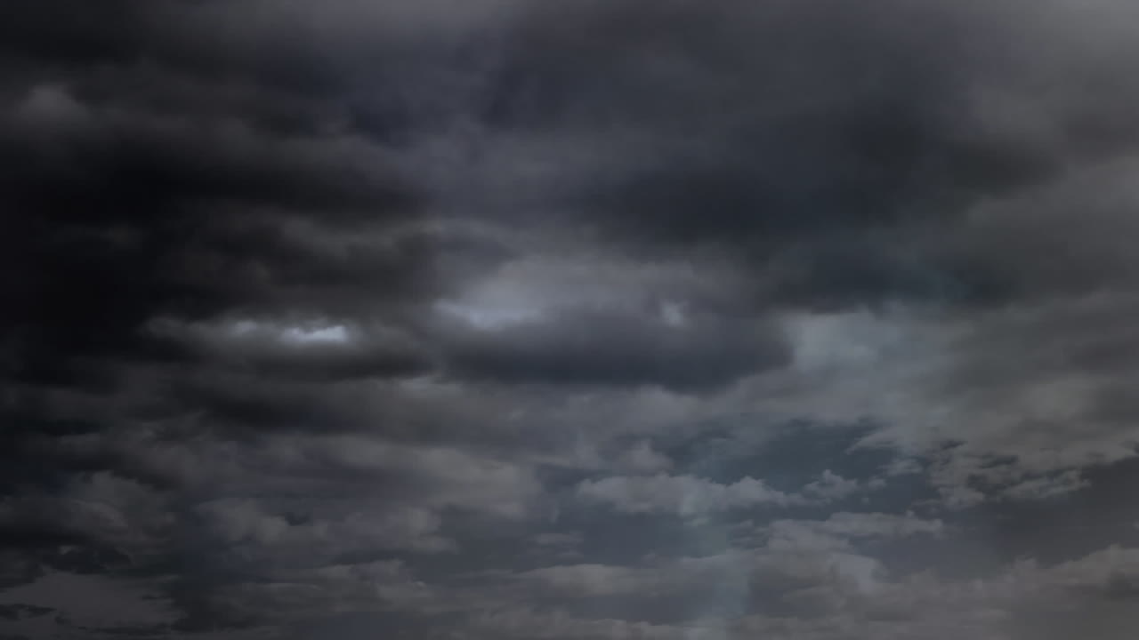 구름과 함께 하늘에 천둥이