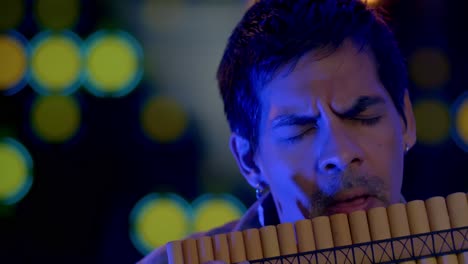 Primer-Plano-De-Un-Músico-Tocando-Un-Instrumento-De-Flauta-De-Pan-De-Los-Andes-De-Perú-Y-Bolivia