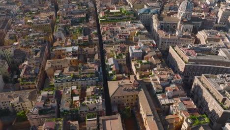 Vista-De-ángulo-Alto-De-Terrazas-En-La-Azotea-Con-Plantas-Verdes.-Incline-Hacia-Arriba-Revelando-Una-Vista-Panorámica-Del-Distrito-Urbano-Histórico-Con-Monumentos-Famosos.-Roma,-Italia