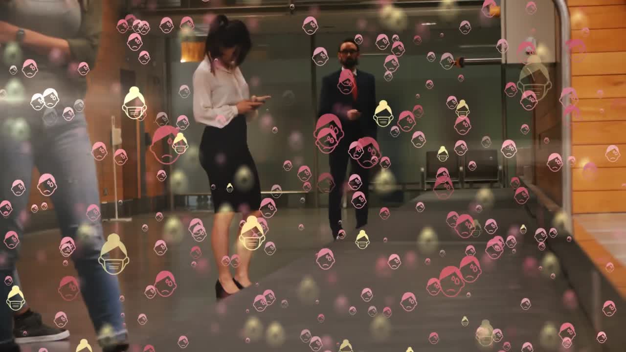 цифровое композитное видео людей, носящих иконы масок для лица, против людей, стоящих в коридоре