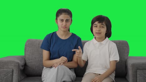 hermanos indios enojados luchando contra la cámara pantalla verde