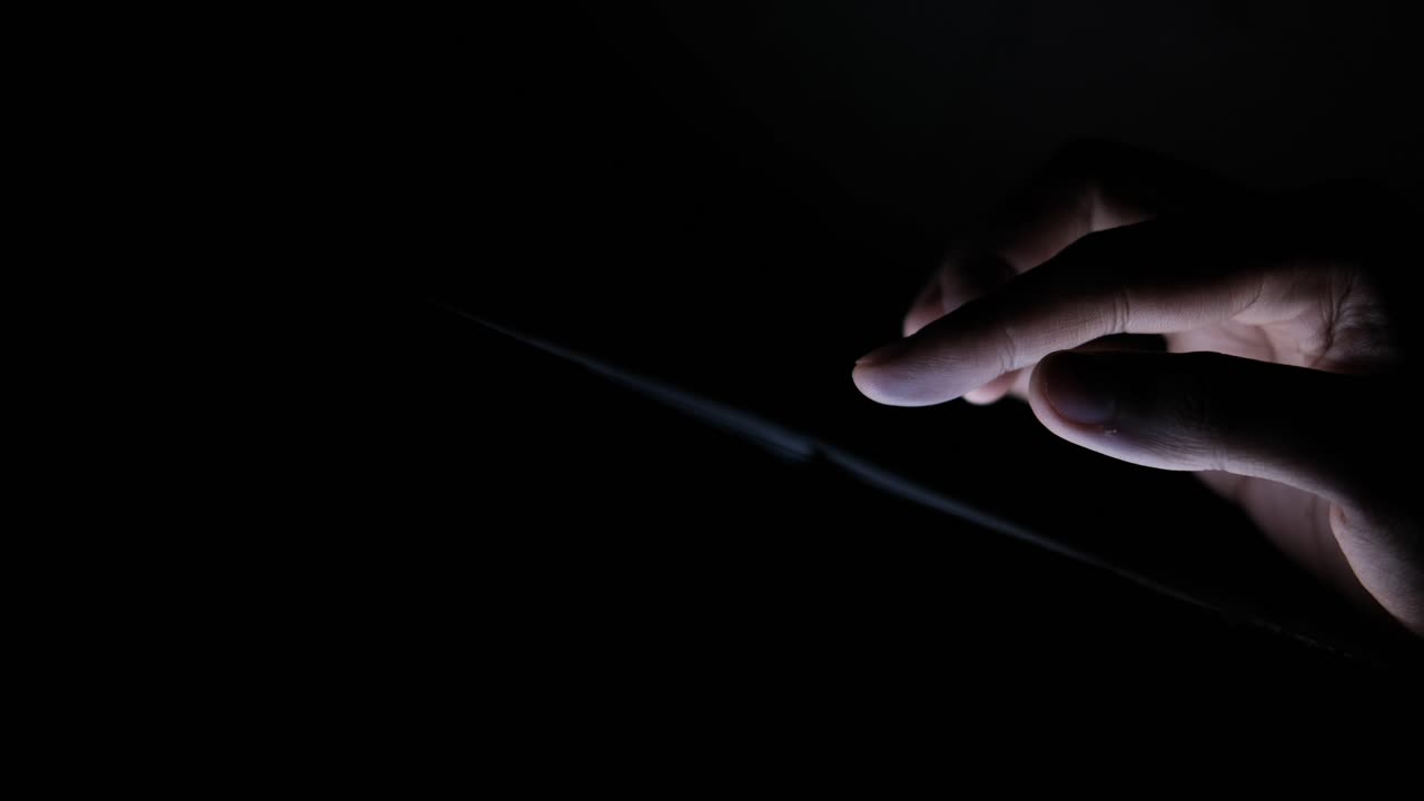 밤에 스마트폰을 사용하는 손