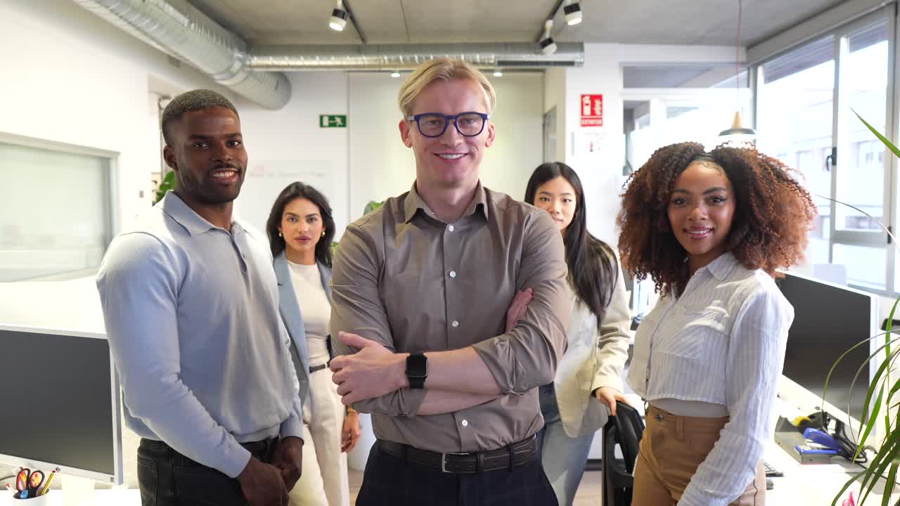 equipo de negocios diverso en una oficina moderna