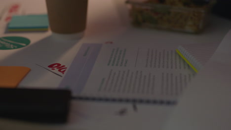personas de negocios que trabajan hasta tarde equipo de marketing diseñando el logotipo de la compañía lluvia de ideas planeando proyectos creativos fecha límite en la oficina por la noche