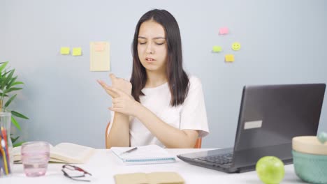 Female-student-with-sore-wrists.