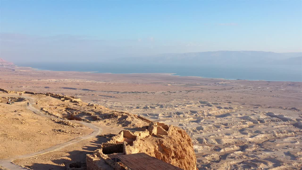 Veduta panoramica delle rovine della fortezza di Masada che si affacciano sul Mar Morto