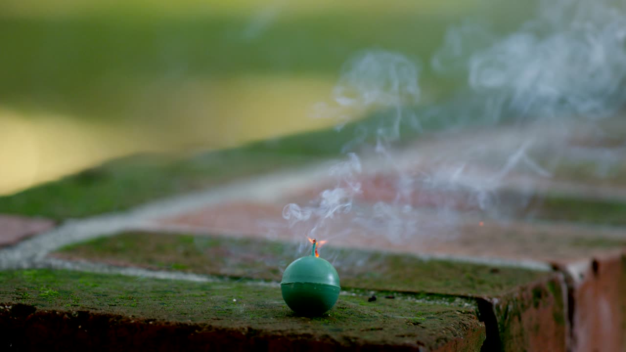 벽돌 위에서 폭발하는 작은 초록색 불꽃놀이 느린 동작