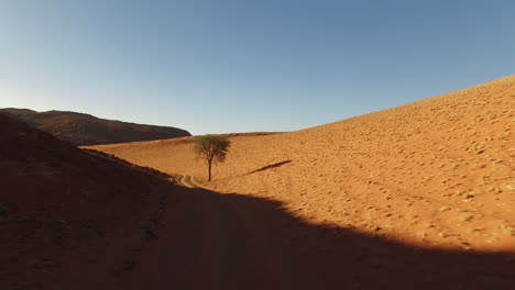 Off-road-vehicle-thru-Namibia-dessert