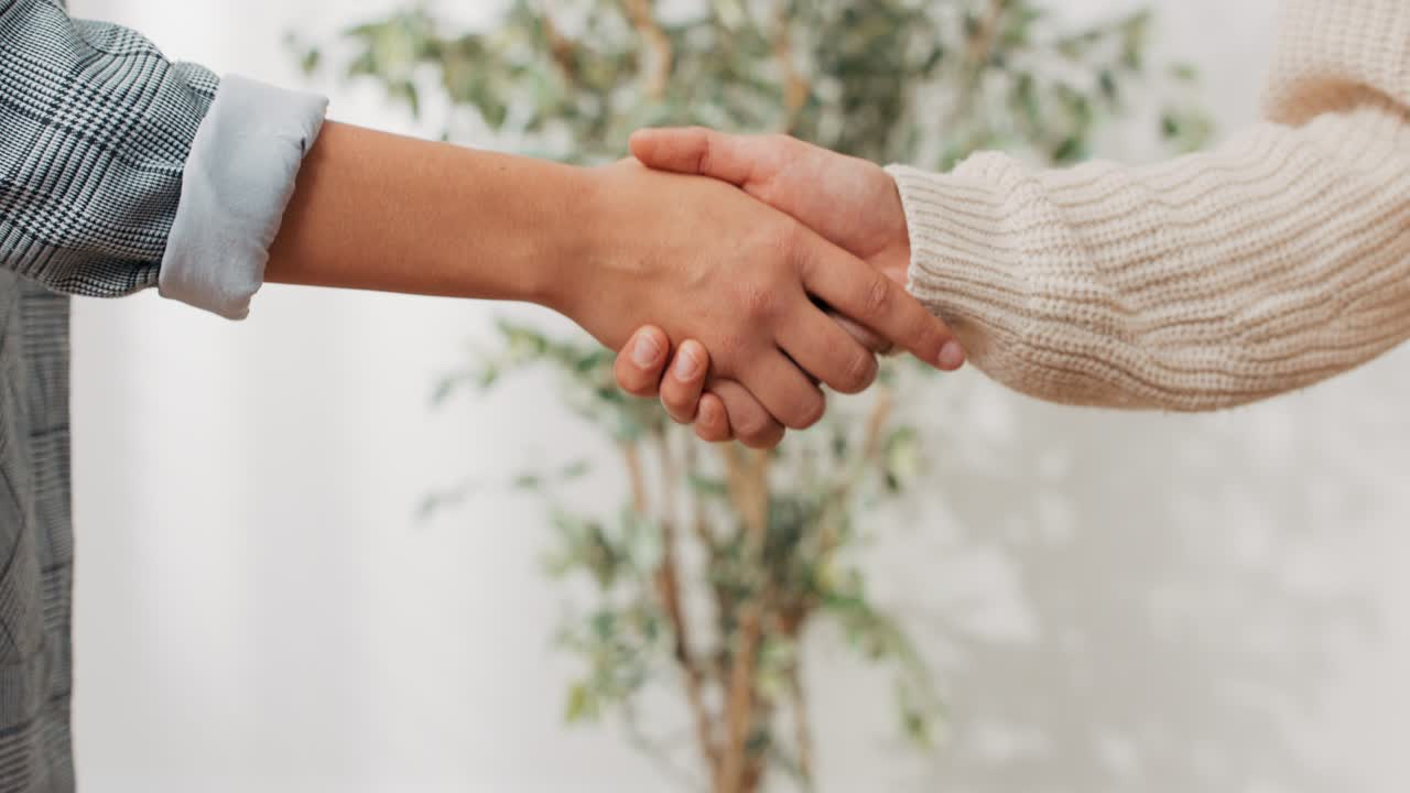 darse la mano, abrazarse, saludarse, despedirse, felicitarse por comprar, vender, alquilar un apartamento, hacer un trato