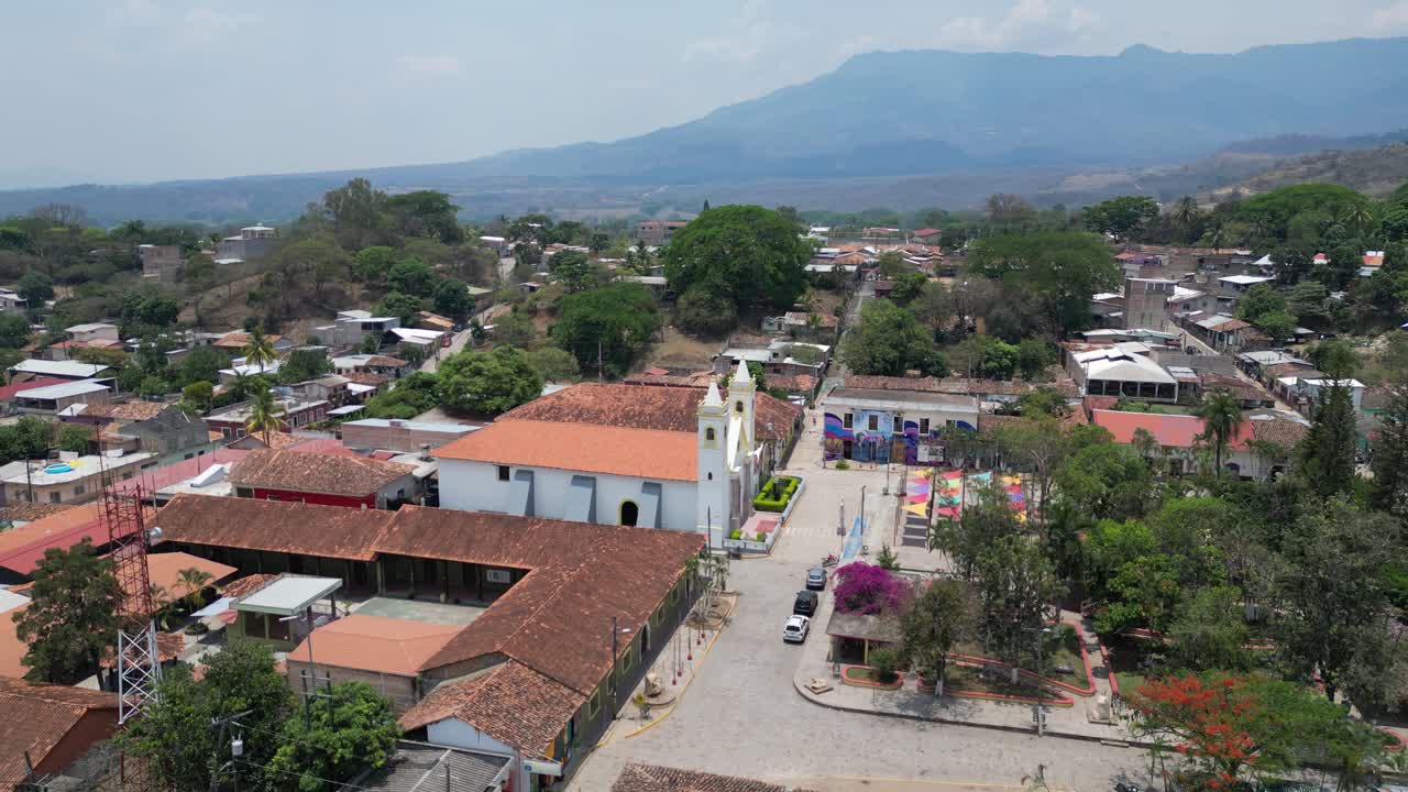 Luftaufnahme von hispanischen Vierteln aus der Kolonialzeit in Cantarranas, Honduras, lateinamerikanisches Erbe