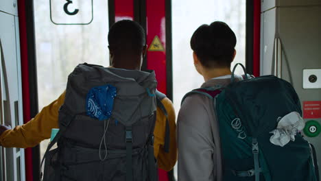 amigos en el tren