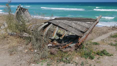 Verschrottetes-Altes-Holzboot-An-Land-Geworfen