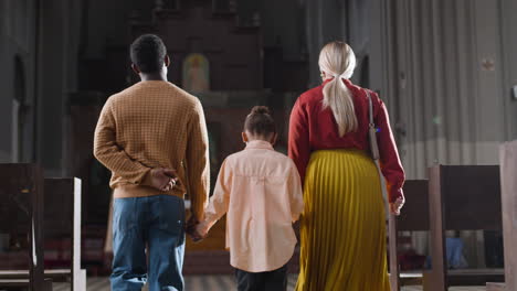 vista trasera de la familia en la iglesia