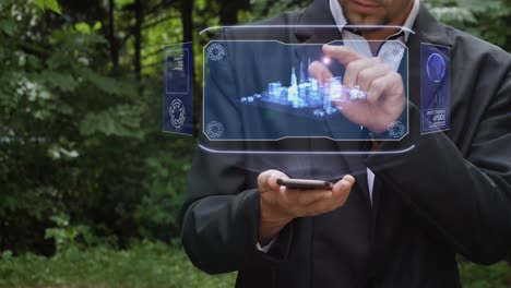el hombre de negocios usa un holograma con la ciudad moderna
