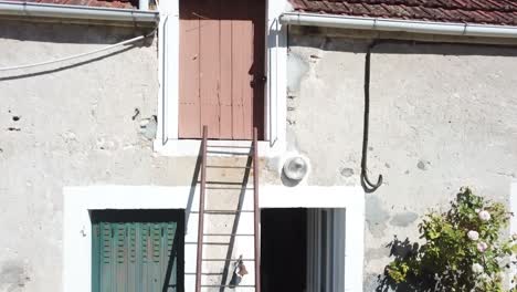 antigua escalera en una casa rural. disparo de dron