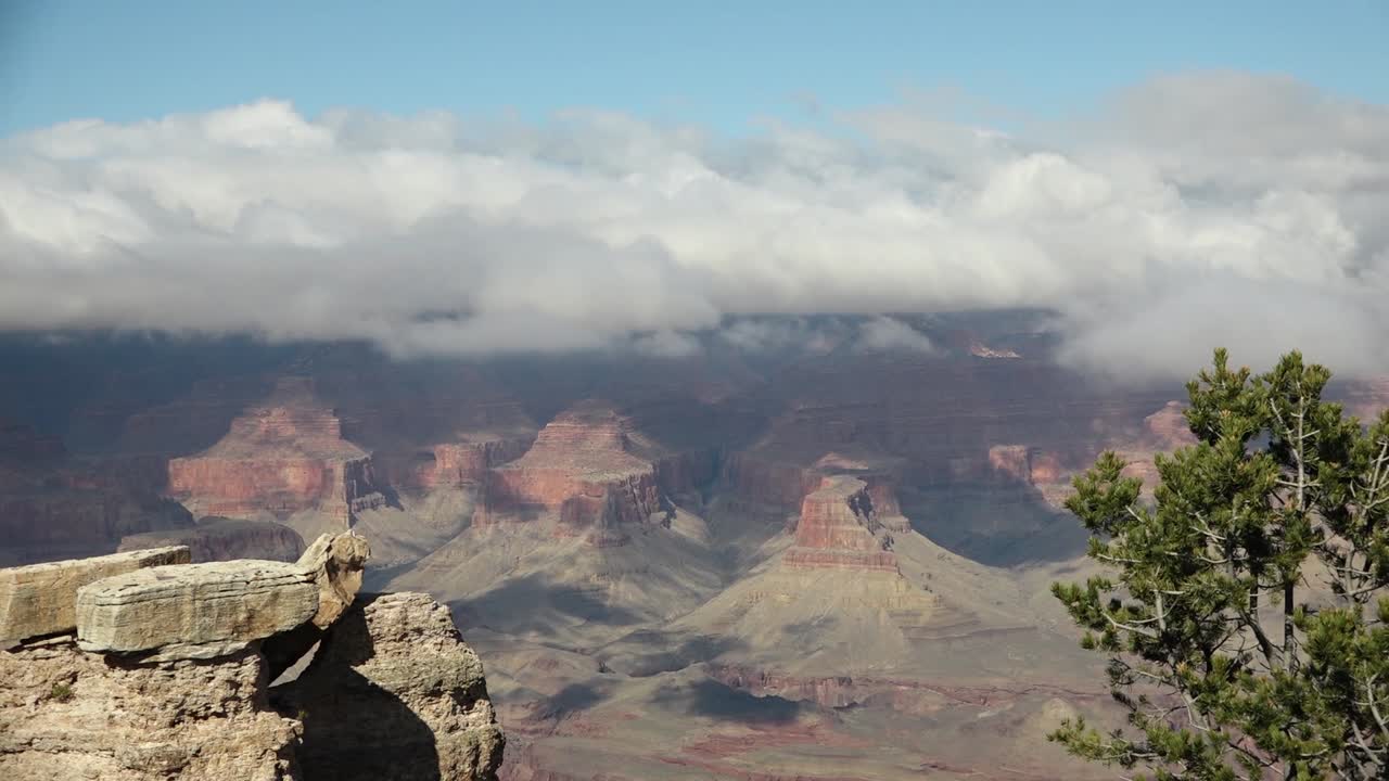 таймлапс прохождения облаков над большим каньоном