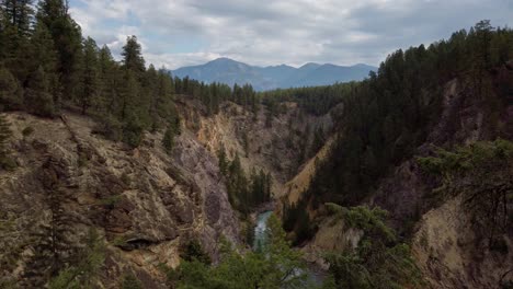 Bergkette-Schlucht-Toby-Creek-Trail-Invermere-British-Columbia-Crab