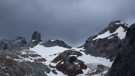 glaciar ojo del albino en la laguna esmeralda cerca de ushuaia, tierra del fuego en argentina