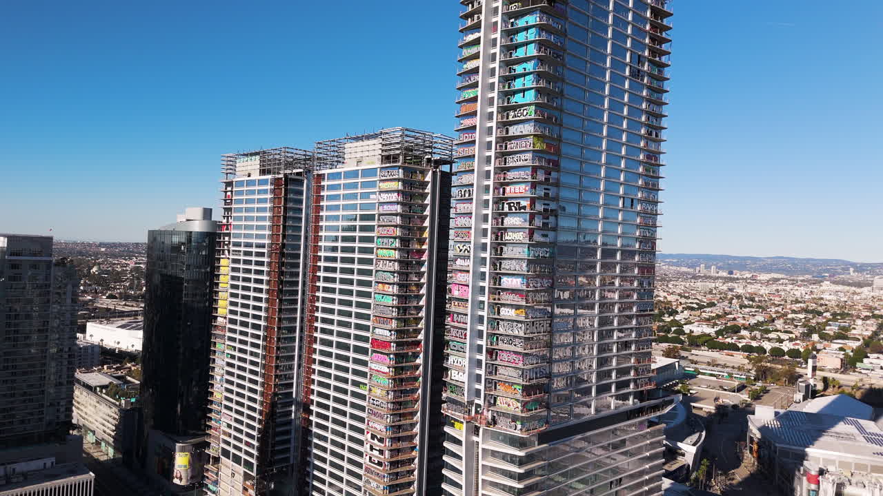 건물을 고 있는 그래피티와 함께 로스앤젤레스의 태그 된 고층 건물의 공중 전망