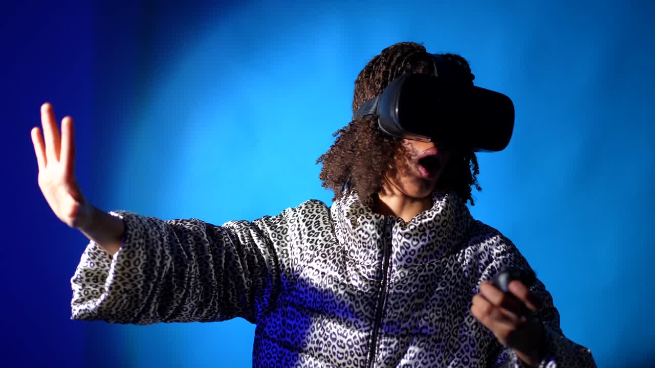 kvinne med vr-headset