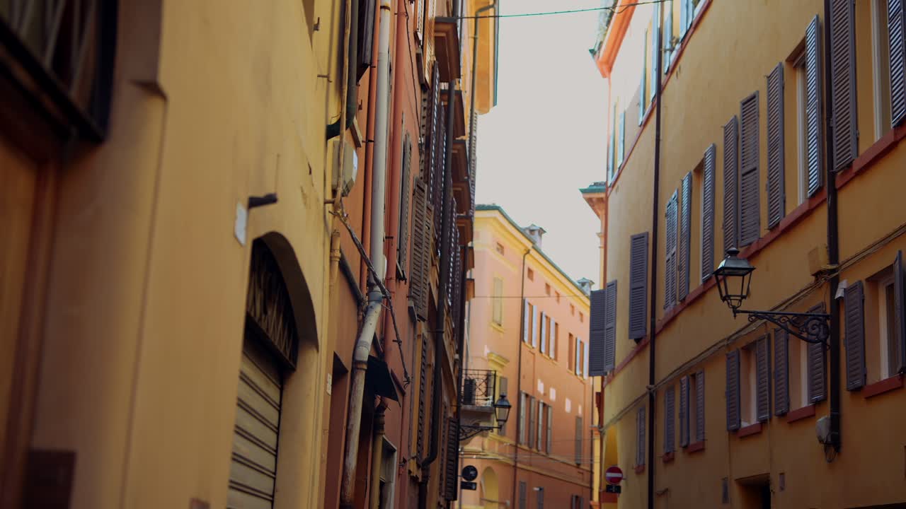 es un callejón italiano estrecho.
