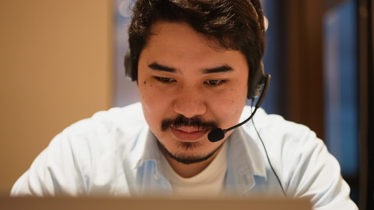 중동 성인 콜 센터 직원, 머릿속에 헤드을 착용하고 미소 짓고 고객과 대화하는 동안 운영 사무실에서 저희에게 연락하고 텔레마케팅 직업 개념