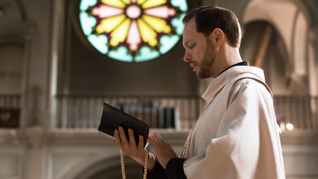 hombre caucásico diciendo misa