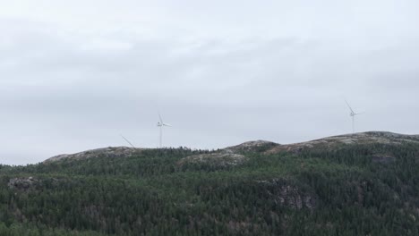 Windmills-And-Beautiful-Mountain-Landscape-In-Hildremsvatnet,-Norway---drone-shot